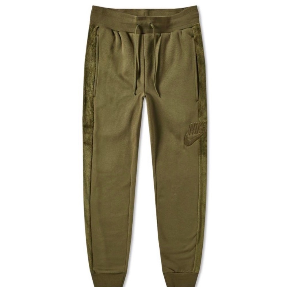 Nike Standard fit /tapered leg /regular length